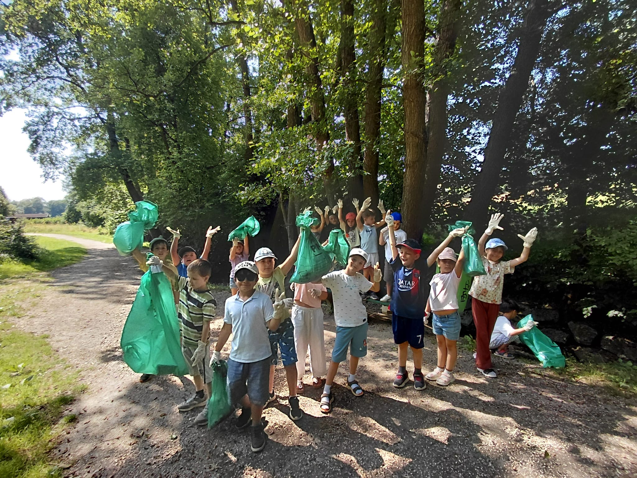 Kinder der VS 26 Harbach bei der Müllsammelaktion