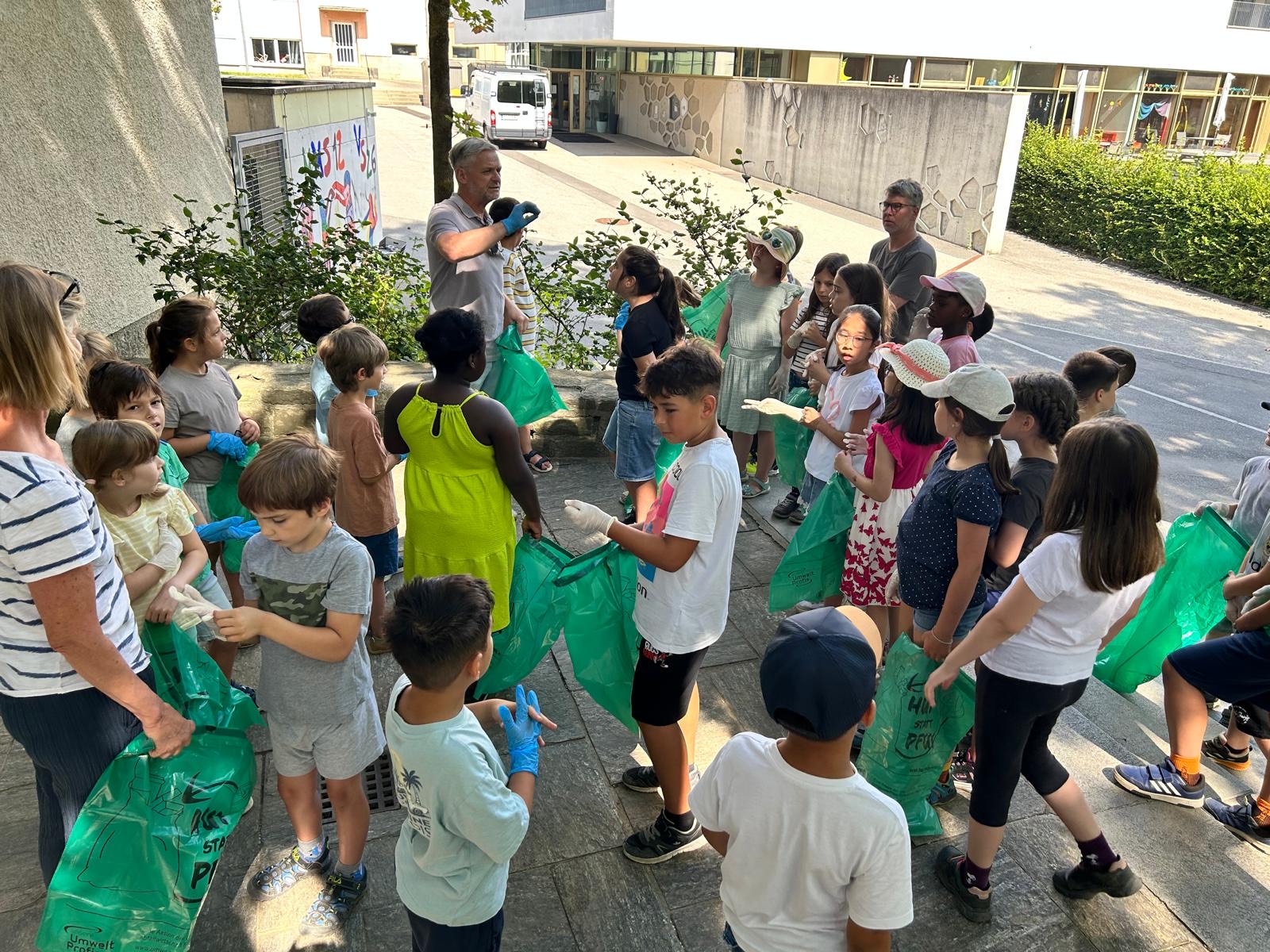 Kinder der VS 26 Harbach bei der Müllsammelaktion